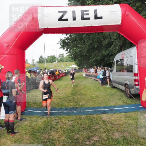 21.06.2025 - 27. Vierlanden-Triathlon MichiJ http://msf.ph/oto/8042262 15.06.2026 13:33:46 Ziel 210, 1076 meine-sportfotos.de