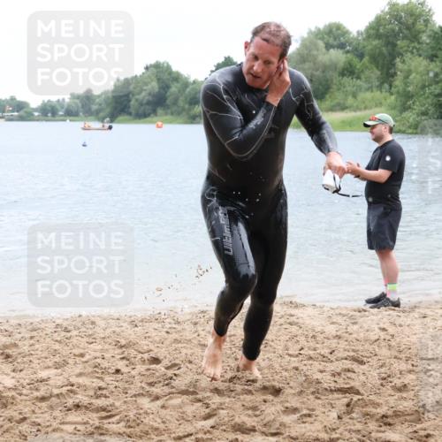 21.06.2025 - 27. Vierlanden-Triathlon Lena Gebhardt http://msf.ph/oto/8042264 15.06.2025 13:20:08 Schwimmen 1249, 1253, 1266, 1317 meine-sportfotos.de