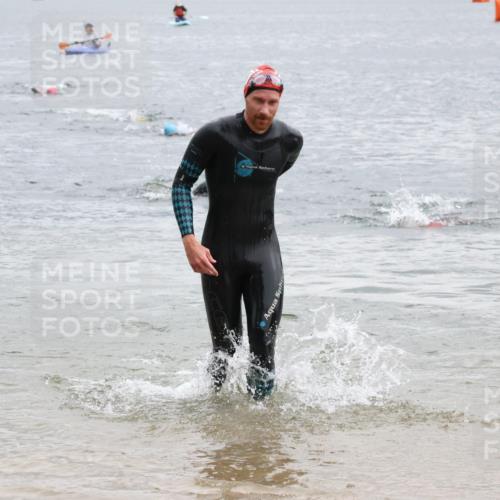 21.06.2025 - 27. Vierlanden-Triathlon Lena Gebhardt http://msf.ph/oto/8042270 15.06.2025 13:20:09 Schwimmen 1249, 1253, 1266, 1317 meine-sportfotos.de