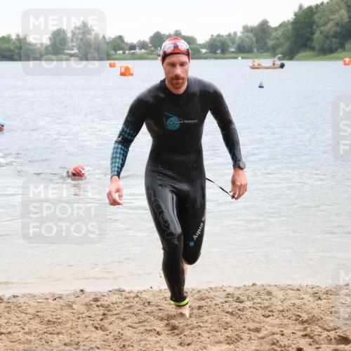 21.06.2025 - 27. Vierlanden-Triathlon Lena Gebhardt http://msf.ph/oto/8042276 15.06.2025 13:20:12 Schwimmen 1249, 1253, 1266, 1304 meine-sportfotos.de