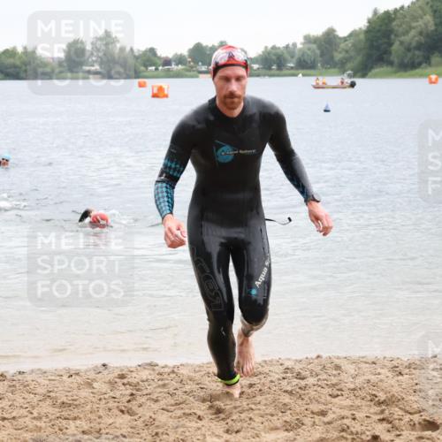 21.06.2025 - 27. Vierlanden-Triathlon Lena Gebhardt http://msf.ph/oto/8042278 15.06.2025 13:20:12 Schwimmen 1249, 1253, 1266, 1304 meine-sportfotos.de