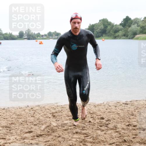21.06.2025 - 27. Vierlanden-Triathlon Lena Gebhardt http://msf.ph/oto/8042280 15.06.2025 13:20:12 Schwimmen 1249, 1253, 1266, 1304 meine-sportfotos.de
