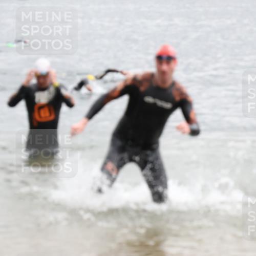 21.06.2025 - 27. Vierlanden-Triathlon Lena Gebhardt http://msf.ph/oto/8042289 15.06.2025 13:20:17 Schwimmen 1253, 1277, 1304 meine-sportfotos.de