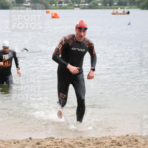 21.06.2025 - 27. Vierlanden-Triathlon Lena Gebhardt http://msf.ph/oto/8042300 15.06.2025 13:20:19 Schwimmen 1253, 1277, 1304 meine-sportfotos.de