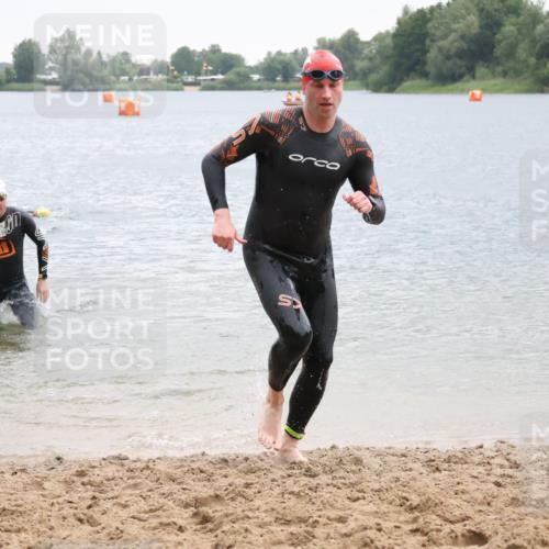21.06.2025 - 27. Vierlanden-Triathlon Lena Gebhardt http://msf.ph/oto/8042305 15.06.2025 13:20:19 Schwimmen 1253, 1277, 1304 meine-sportfotos.de