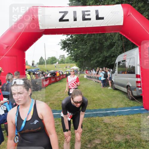 21.06.2025 - 27. Vierlanden-Triathlon MichiJ http://msf.ph/oto/8042310 15.06.2026 13:33:51 Ziel 148, 210, 1076 meine-sportfotos.de