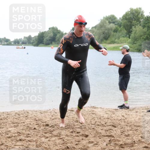 21.06.2025 - 27. Vierlanden-Triathlon Lena Gebhardt http://msf.ph/oto/8042311 15.06.2025 13:20:20 Schwimmen 1253, 1277, 1304 meine-sportfotos.de