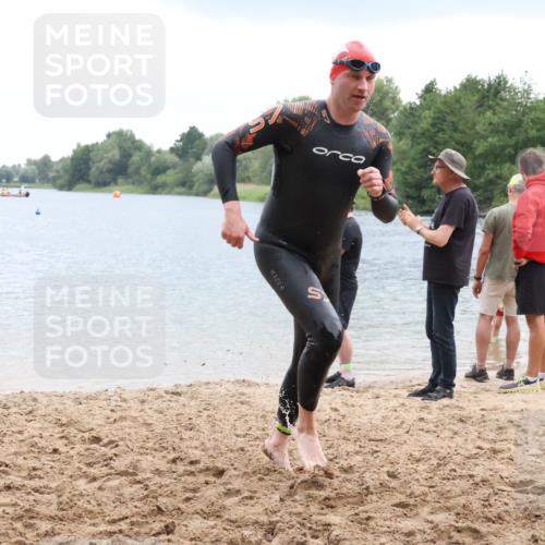 21.06.2025 - 27. Vierlanden-Triathlon Lena Gebhardt http://msf.ph/oto/8042315 15.06.2025 13:20:21 Schwimmen 1253, 1277, 1304 meine-sportfotos.de