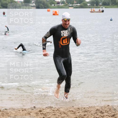 21.06.2025 - 27. Vierlanden-Triathlon Lena Gebhardt http://msf.ph/oto/8042320 15.06.2025 13:20:22 Schwimmen 1277, 1304 meine-sportfotos.de
