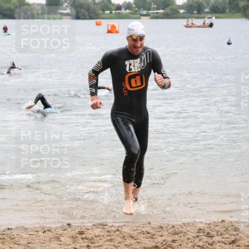 21.06.2025 - 27. Vierlanden-Triathlon Lena Gebhardt http://msf.ph/oto/8042322 15.06.2025 13:20:22 Schwimmen 1277, 1304 meine-sportfotos.de