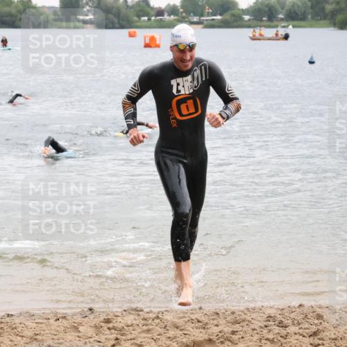 21.06.2025 - 27. Vierlanden-Triathlon Lena Gebhardt http://msf.ph/oto/8042324 15.06.2025 13:20:22 Schwimmen 1277, 1304 meine-sportfotos.de