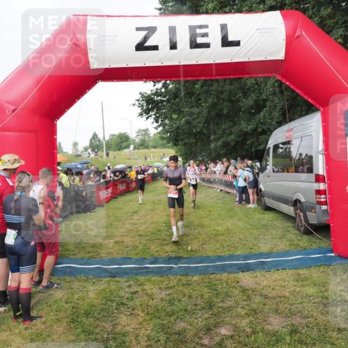 21.06.2025 - 27. Vierlanden-Triathlon MichiJ http://msf.ph/oto/8042325 15.06.2026 13:34:03 Ziel 47, 734, 857 meine-sportfotos.de