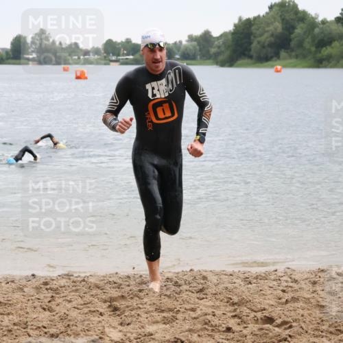 21.06.2025 - 27. Vierlanden-Triathlon Lena Gebhardt http://msf.ph/oto/8042326 15.06.2025 13:20:23 Schwimmen 1277, 1304, 1315 meine-sportfotos.de