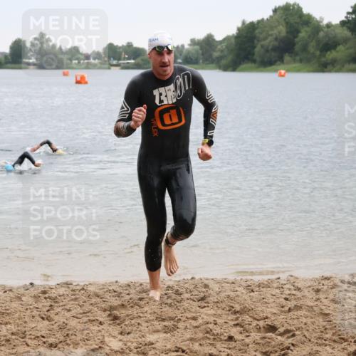 21.06.2025 - 27. Vierlanden-Triathlon Lena Gebhardt http://msf.ph/oto/8042328 15.06.2025 13:20:23 Schwimmen 1277, 1304, 1315 meine-sportfotos.de