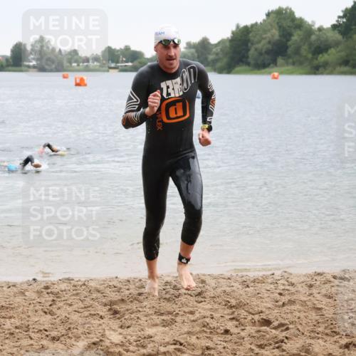 21.06.2025 - 27. Vierlanden-Triathlon Lena Gebhardt http://msf.ph/oto/8042330 15.06.2025 13:20:23 Schwimmen 1277, 1304, 1315 meine-sportfotos.de