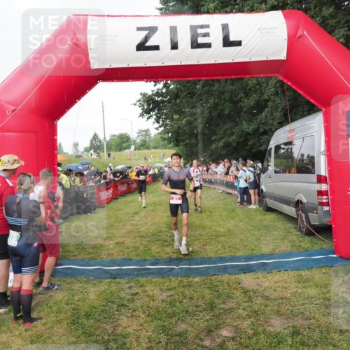21.06.2025 - 27. Vierlanden-Triathlon MichiJ http://msf.ph/oto/8042331 15.06.2026 13:34:03 Ziel 47, 734, 857 meine-sportfotos.de