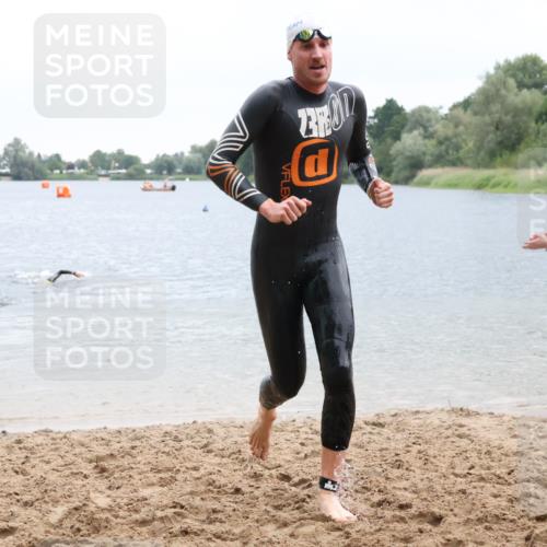 21.06.2025 - 27. Vierlanden-Triathlon Lena Gebhardt http://msf.ph/oto/8042332 15.06.2025 13:20:24 Schwimmen 1277, 1304, 1315 meine-sportfotos.de