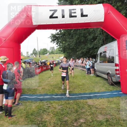 21.06.2025 - 27. Vierlanden-Triathlon MichiJ http://msf.ph/oto/8042333 15.06.2026 13:34:03 Ziel 47, 734, 857 meine-sportfotos.de