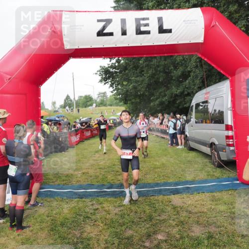 21.06.2025 - 27. Vierlanden-Triathlon MichiJ http://msf.ph/oto/8042338 15.06.2026 13:34:04 Ziel 47, 734, 857 meine-sportfotos.de