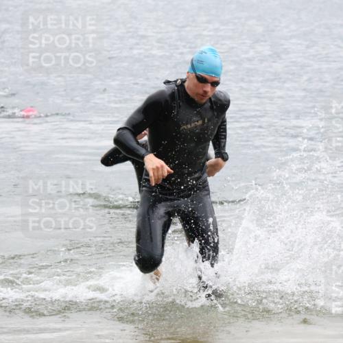 21.06.2025 - 27. Vierlanden-Triathlon Lena Gebhardt http://msf.ph/oto/8042339 15.06.2025 13:20:30 Schwimmen 1247, 1277, 1304, 1315 meine-sportfotos.de