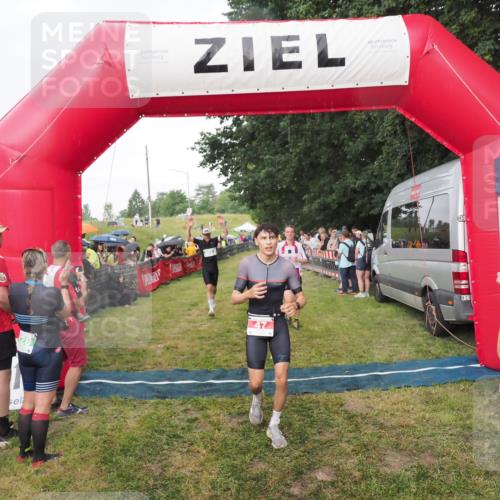 21.06.2025 - 27. Vierlanden-Triathlon MichiJ http://msf.ph/oto/8042345 15.06.2026 13:34:04 Ziel 47, 734, 857 meine-sportfotos.de
