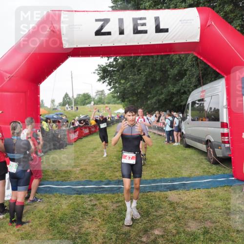 21.06.2025 - 27. Vierlanden-Triathlon MichiJ http://msf.ph/oto/8042347 15.06.2026 13:34:05 Ziel 47, 734, 857 meine-sportfotos.de