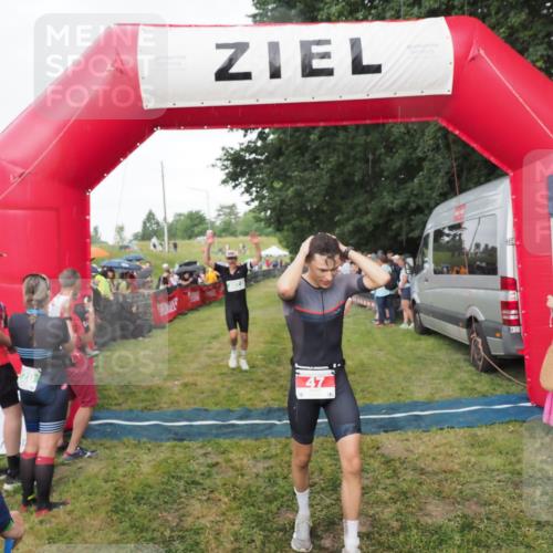 21.06.2025 - 27. Vierlanden-Triathlon MichiJ http://msf.ph/oto/8042348 15.06.2026 13:34:05 Ziel 47, 734, 857 meine-sportfotos.de