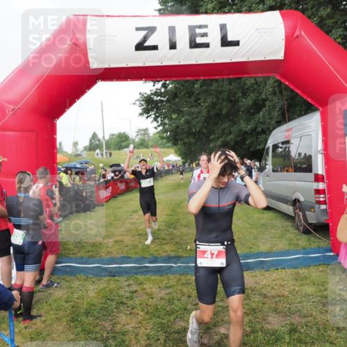 21.06.2025 - 27. Vierlanden-Triathlon MichiJ http://msf.ph/oto/8042353 15.06.2026 13:34:05 Ziel 47, 734, 857 meine-sportfotos.de