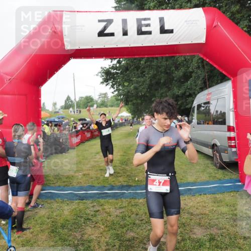 21.06.2025 - 27. Vierlanden-Triathlon MichiJ http://msf.ph/oto/8042355 15.06.2026 13:34:05 Ziel 47, 734, 857 meine-sportfotos.de