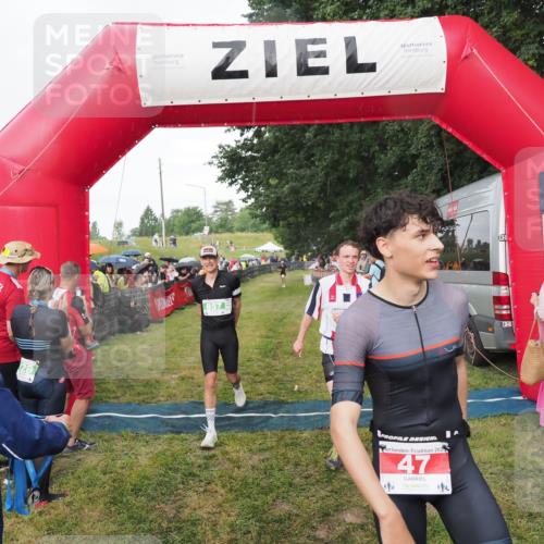 21.06.2025 - 27. Vierlanden-Triathlon MichiJ http://msf.ph/oto/8042359 15.06.2026 13:34:06 Ziel 47, 734, 857 meine-sportfotos.de