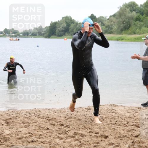 21.06.2025 - 27. Vierlanden-Triathlon Lena Gebhardt http://msf.ph/oto/8042360 15.06.2025 13:20:33 Schwimmen 1247, 1277, 1315 meine-sportfotos.de