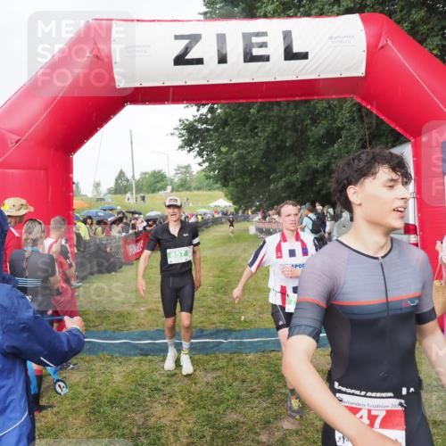 21.06.2025 - 27. Vierlanden-Triathlon MichiJ http://msf.ph/oto/8042363 15.06.2026 13:34:06 Ziel 47, 734, 857 meine-sportfotos.de