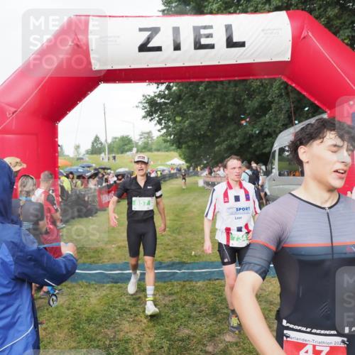 21.06.2025 - 27. Vierlanden-Triathlon MichiJ http://msf.ph/oto/8042365 15.06.2026 13:34:06 Ziel 47, 734, 857 meine-sportfotos.de