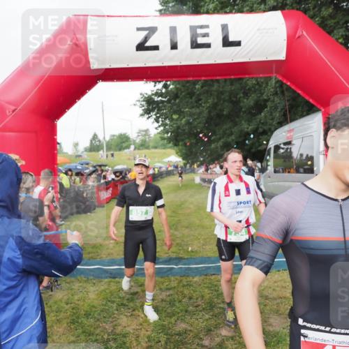 21.06.2025 - 27. Vierlanden-Triathlon MichiJ http://msf.ph/oto/8042367 15.06.2026 13:34:07 Ziel 47, 734, 857 meine-sportfotos.de