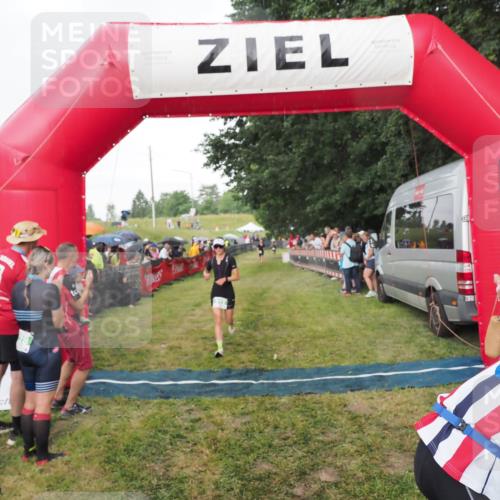 21.06.2025 - 27. Vierlanden-Triathlon MichiJ http://msf.ph/oto/8042389 15.06.2026 13:34:14 Ziel 912 meine-sportfotos.de