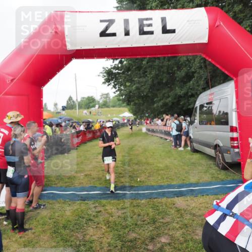 21.06.2025 - 27. Vierlanden-Triathlon MichiJ http://msf.ph/oto/8042395 15.06.2026 13:34:14 Ziel 912 meine-sportfotos.de
