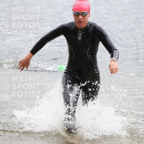 21.06.2025 - 27. Vierlanden-Triathlon Lena Gebhardt http://msf.ph/oto/8042399 15.06.2025 13:20:47 Schwimmen 1238, 1281, 1300 meine-sportfotos.de
