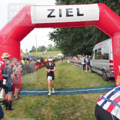21.06.2025 - 27. Vierlanden-Triathlon MichiJ http://msf.ph/oto/8042400 15.06.2026 13:34:14 Ziel 912 meine-sportfotos.de