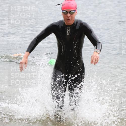 21.06.2025 - 27. Vierlanden-Triathlon Lena Gebhardt http://msf.ph/oto/8042401 15.06.2025 13:20:47 Schwimmen 1238, 1281, 1300 meine-sportfotos.de