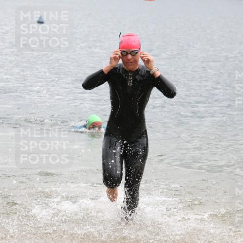 21.06.2025 - 27. Vierlanden-Triathlon Lena Gebhardt http://msf.ph/oto/8042403 15.06.2025 13:20:48 Schwimmen 1238, 1281, 1300, 1308 meine-sportfotos.de