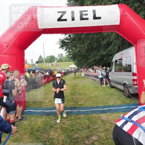 21.06.2025 - 27. Vierlanden-Triathlon MichiJ http://msf.ph/oto/8042404 15.06.2026 13:34:15 Ziel 912 meine-sportfotos.de