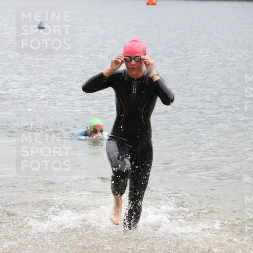 21.06.2025 - 27. Vierlanden-Triathlon Lena Gebhardt http://msf.ph/oto/8042405 15.06.2025 13:20:48 Schwimmen 1238, 1281, 1300, 1308 meine-sportfotos.de