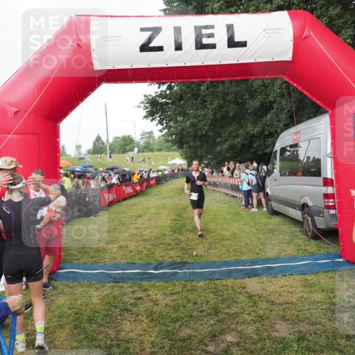 21.06.2025 - 27. Vierlanden-Triathlon MichiJ http://msf.ph/oto/8042406 15.06.2026 13:34:21 Ziel 769, 912 meine-sportfotos.de