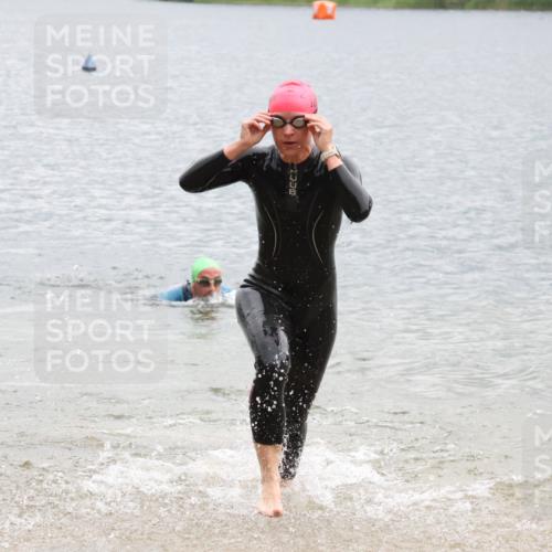 21.06.2025 - 27. Vierlanden-Triathlon Lena Gebhardt http://msf.ph/oto/8042407 15.06.2025 13:20:48 Schwimmen 1238, 1281, 1300, 1308 meine-sportfotos.de