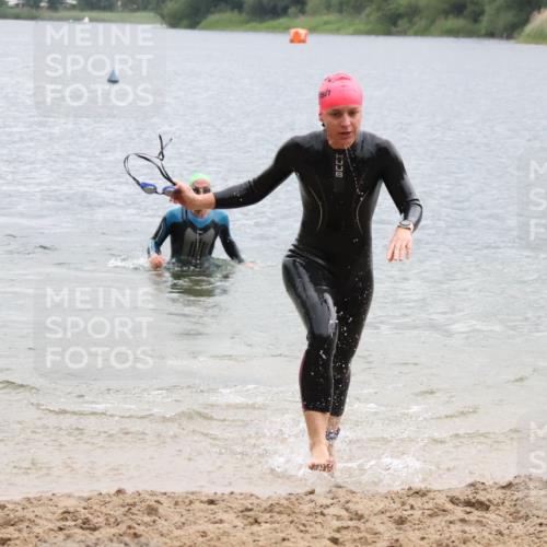 21.06.2025 - 27. Vierlanden-Triathlon Lena Gebhardt http://msf.ph/oto/8042408 15.06.2025 13:20:49 Schwimmen 1238, 1281, 1300, 1308 meine-sportfotos.de