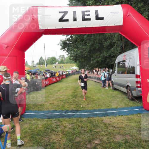21.06.2025 - 27. Vierlanden-Triathlon MichiJ http://msf.ph/oto/8042409 15.06.2026 13:34:21 Ziel 769, 912 meine-sportfotos.de