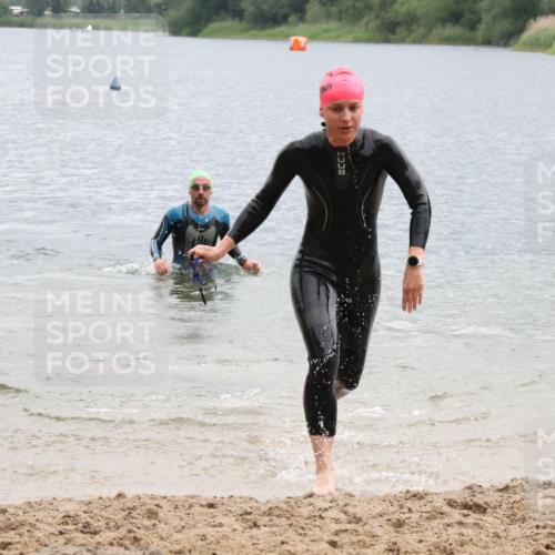21.06.2025 - 27. Vierlanden-Triathlon Lena Gebhardt http://msf.ph/oto/8042410 15.06.2025 13:20:49 Schwimmen 1238, 1281, 1300, 1308 meine-sportfotos.de
