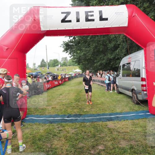 21.06.2025 - 27. Vierlanden-Triathlon MichiJ http://msf.ph/oto/8042411 15.06.2026 13:34:21 Ziel 769, 912 meine-sportfotos.de