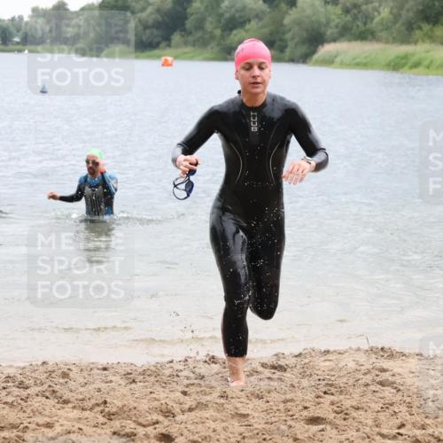 21.06.2025 - 27. Vierlanden-Triathlon Lena Gebhardt http://msf.ph/oto/8042412 15.06.2025 13:20:49 Schwimmen 1238, 1281, 1300, 1308 meine-sportfotos.de