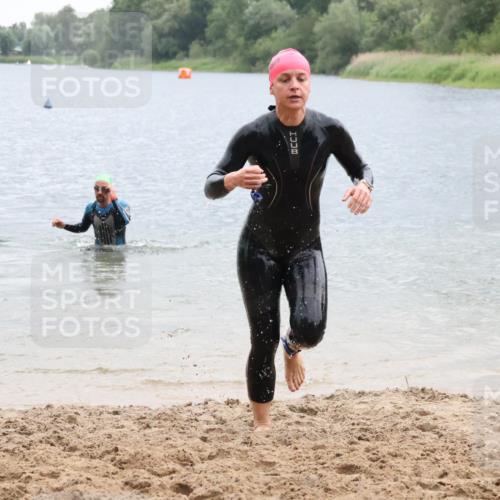 21.06.2025 - 27. Vierlanden-Triathlon Lena Gebhardt http://msf.ph/oto/8042414 15.06.2025 13:20:49 Schwimmen 1238, 1281, 1300, 1308 meine-sportfotos.de
